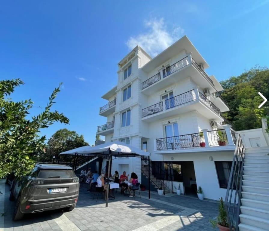 Hotel Fama Shkallnur Exterior photo