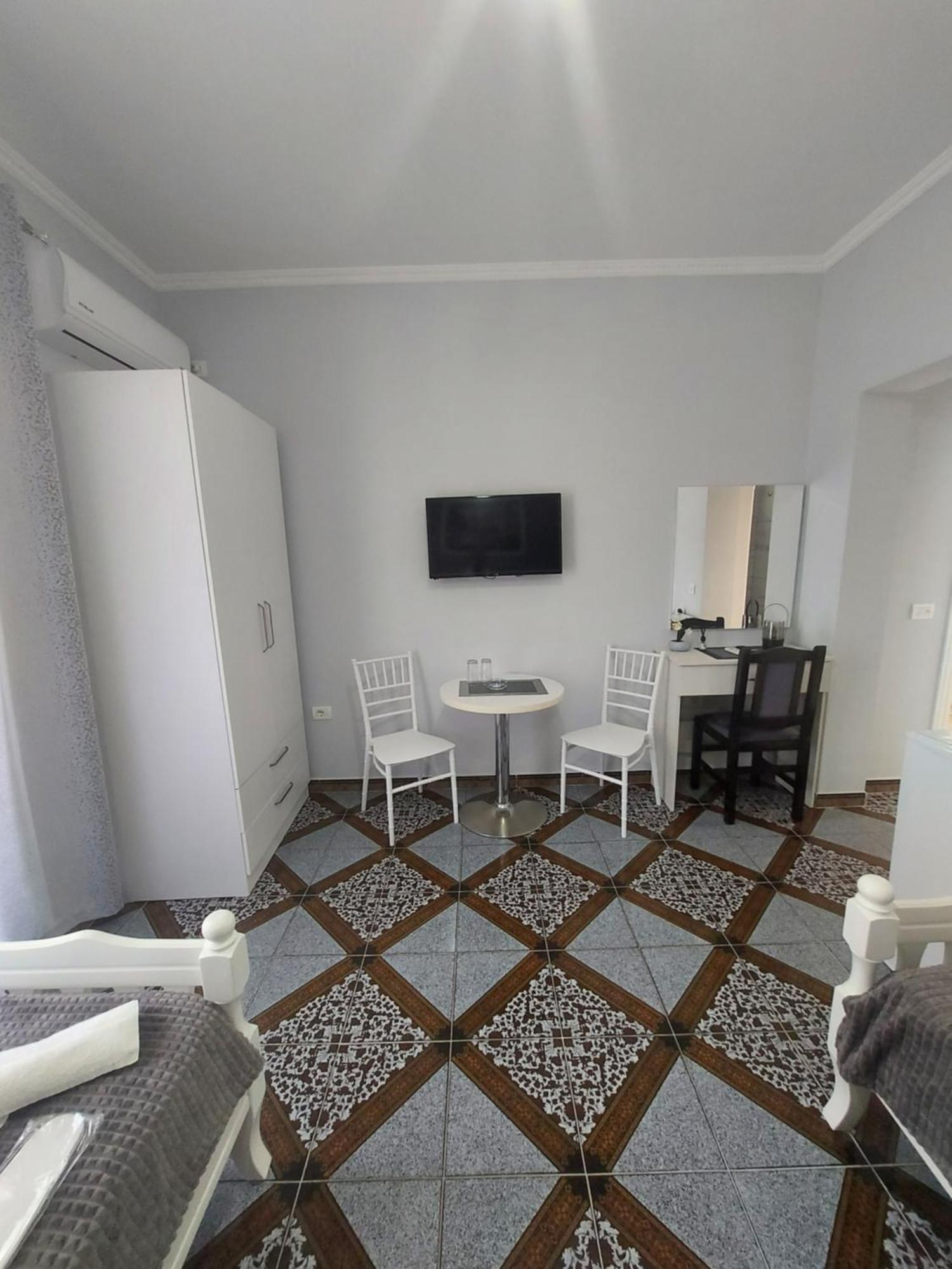 Hotel Fama Shkallnur Exterior photo